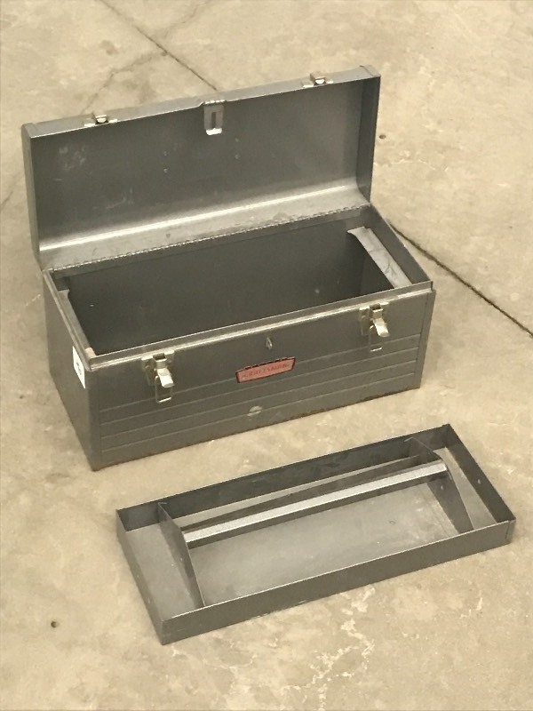 lot 46 image: Craftsman 20 Steel Toolbox With Tr...