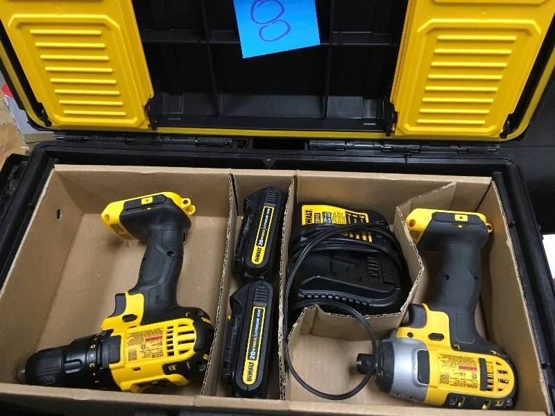 DeWalt 20 Volt MAX Lithium-Ion Cordless Drill DriverImpact Driver Combo Kit, with 2 Batteries, Charger and Case in like new condition