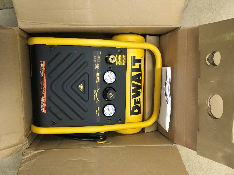 DeWalt 1 Gallon 135 PSI MAX, Trim Compressor open box not used