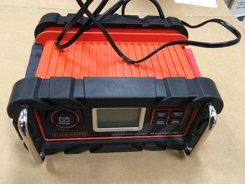 Black & Decker 0 - 15 Amp Automatic BattB2B117ery ChargerMaintainer with 40 A Engine Start open box