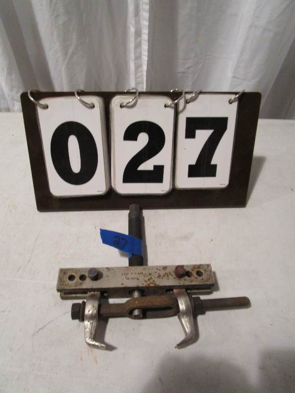 lot 27 image: Snap-On Gear Puller