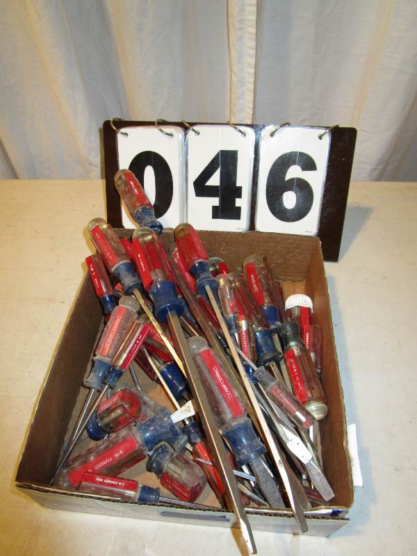 lot 46 image: Assorted Craftsman Screw Drivers