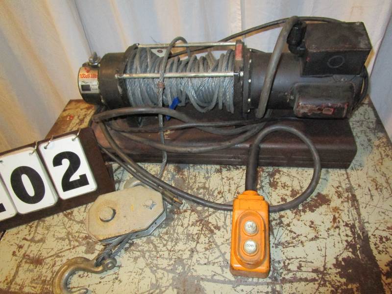 lot 102 image: Columbia WinchHoist