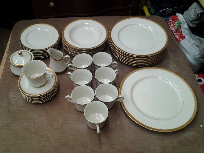 lot 1 image: Mikasa Colony Gold Ivory China (Service For 8)