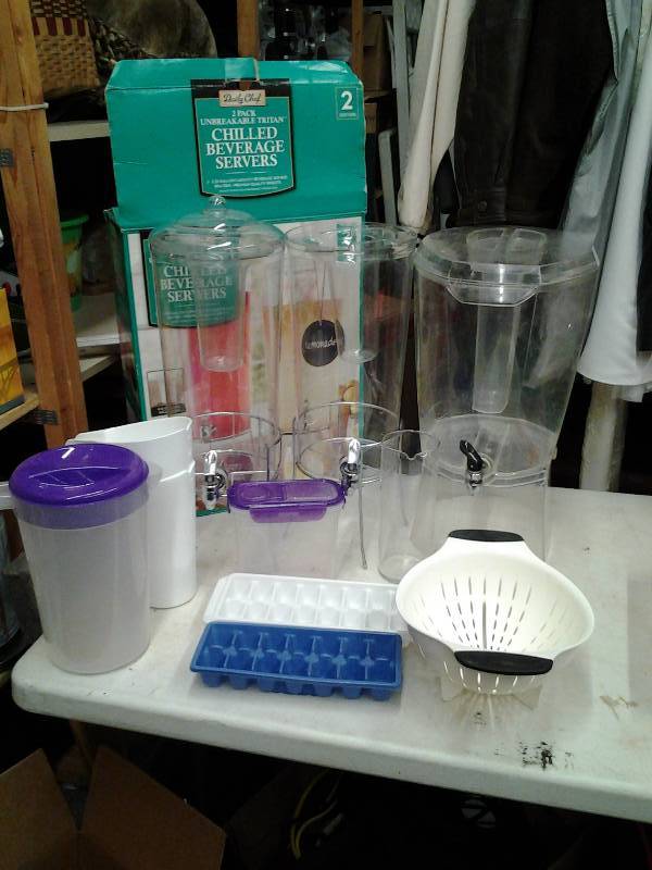 lot 4 image: 3-Party Beverage Servers, Other Dispenser, Pitchers & Plastic Wares