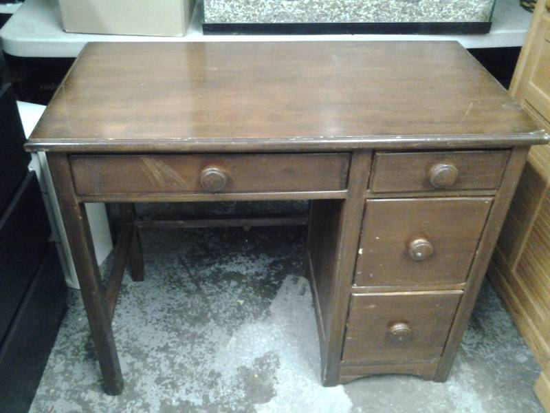 lot 18 image: Wood Student Dest (36x19x30)