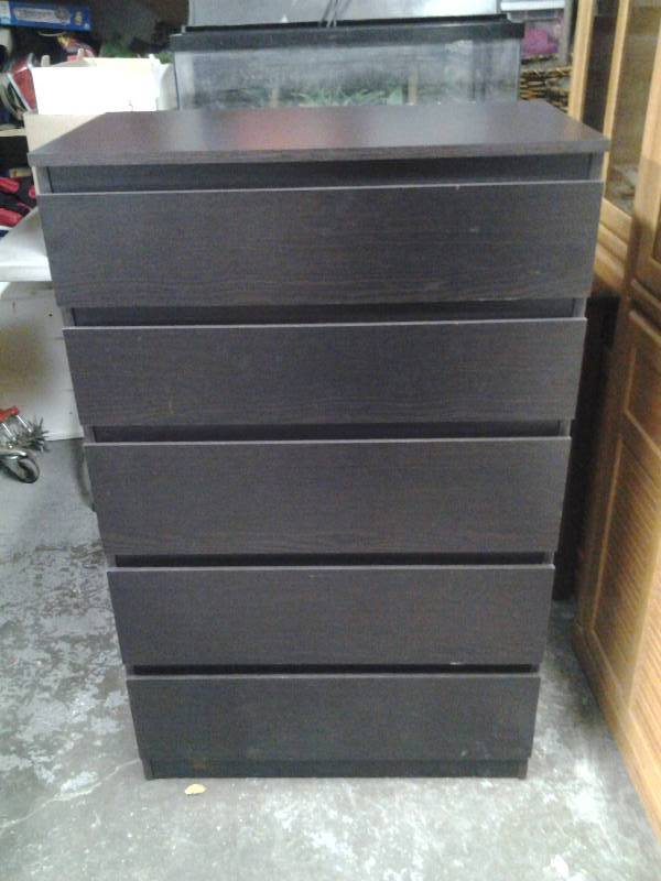 lot 21 image: 5-Drawer Espresso Chest (Very Nice Condition, Smooth Rolling Drawers)