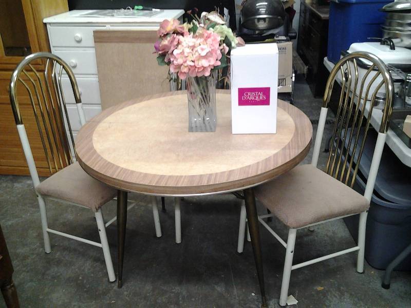 lot 25 image: Round Formica Table 42 With Leaf 18 & 3-Chairs, Centerpiece Vase & Flowers
