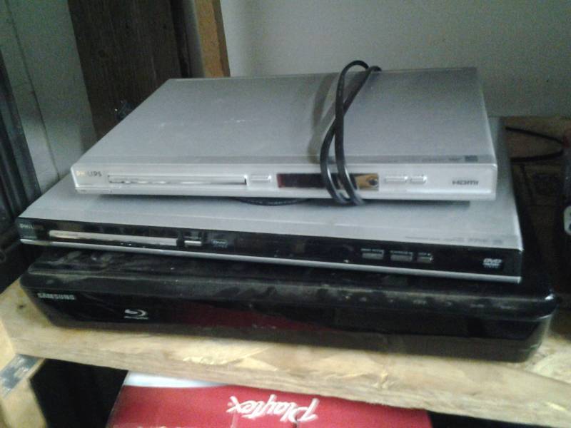 lot 30 image: 2-Phillips DVD Players, 1-Samsung Blu Ray Player