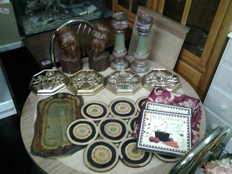 lot 36 image: Lot Of Decor (4-Syroco Wall Decor, Candle Stands, Statues, Misc)