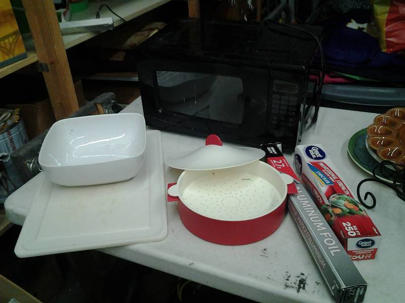 lot 40 image: 700 Watt Microwave, Steamer, Cutting Board, Foil & Plastic Wrap