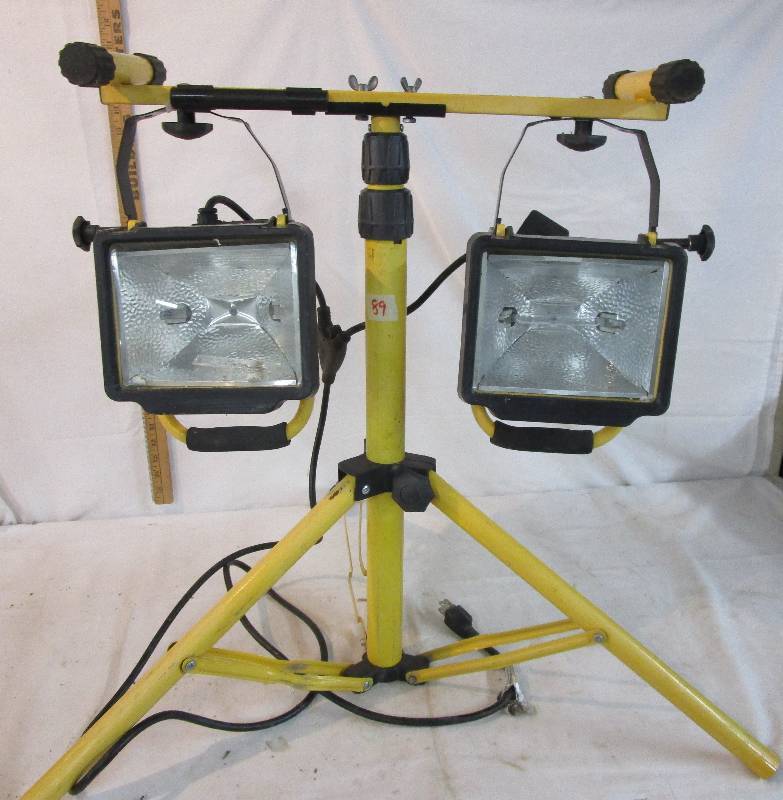 lot 89 image: Dual Shop Light on Tripod need new bulbs