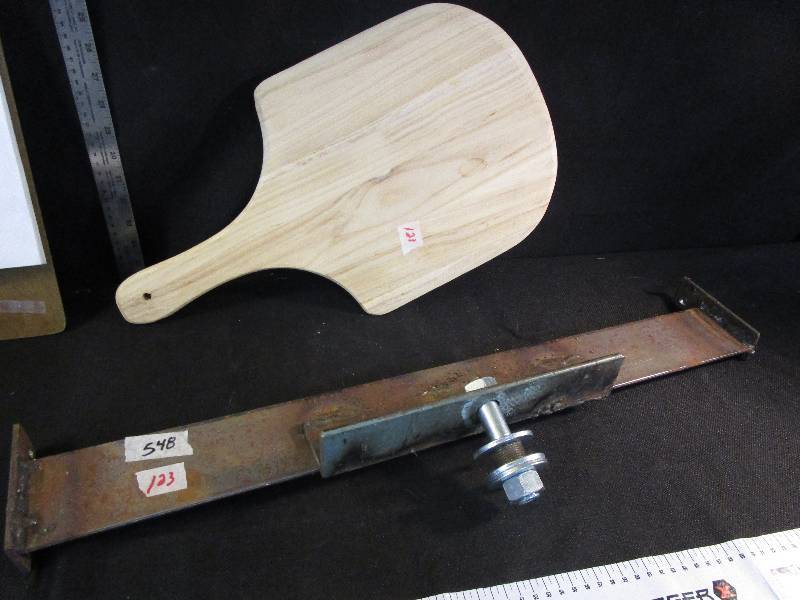 lot 123 image: Hitch Homemade, Pizza Paddle