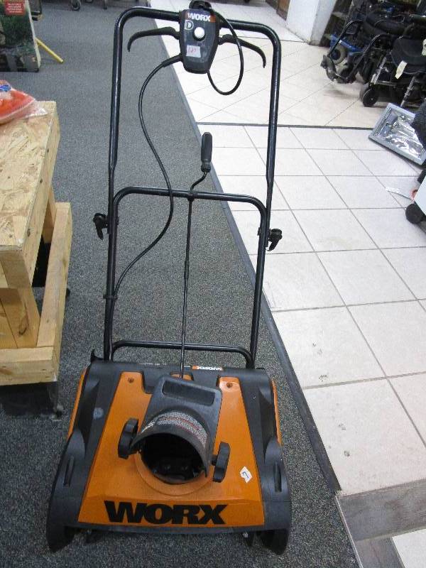 lot 127 image: Electric Snow Blower