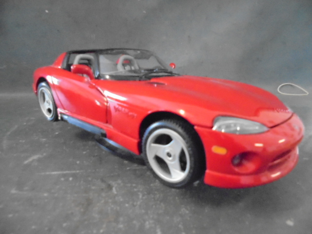 lot 32 image: Die Cast Dodge Viper