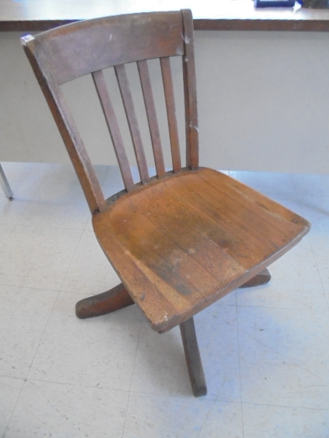 lot 16 image: Antique Desk Chair