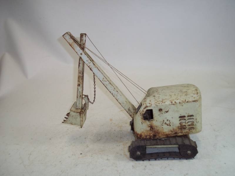lot 8 image: Vintage Toy Excavator