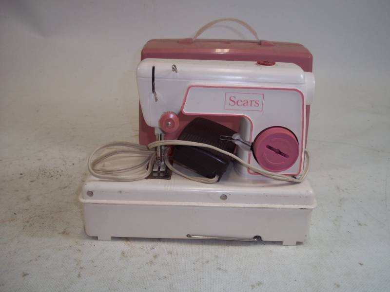 lot 9 image: Vintage Sears mini sewing machine