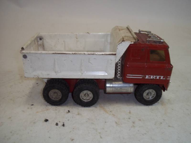 lot 13 image: Vintage Toy Dump Truck