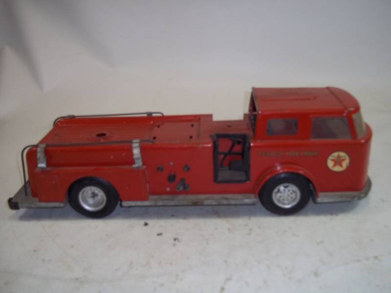 lot 15 image: Vintage Texaco Toy Fire Truck