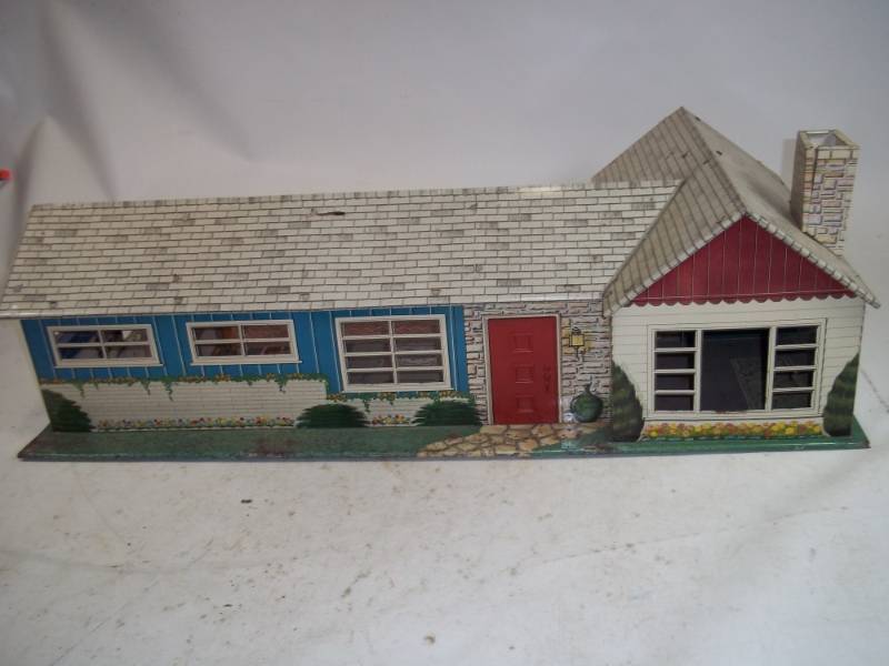 lot 18 image: Vintage Dollhouse