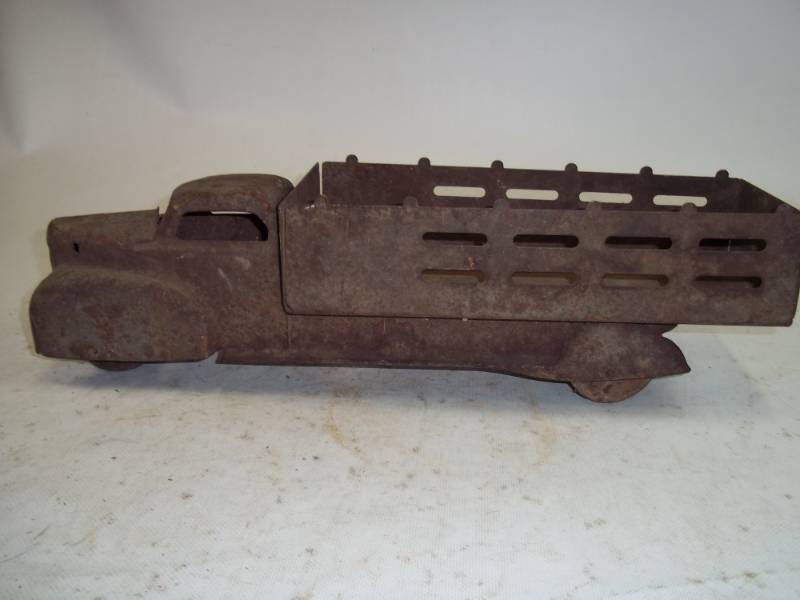 lot 28 image: Vintage Toy Truck