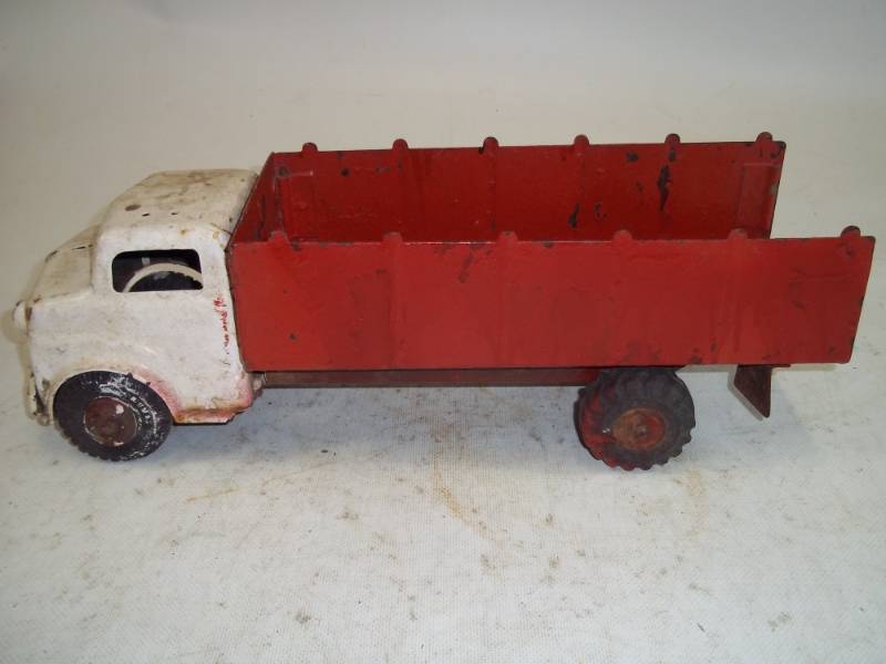 lot 40 image: Vintage Toy Truck
