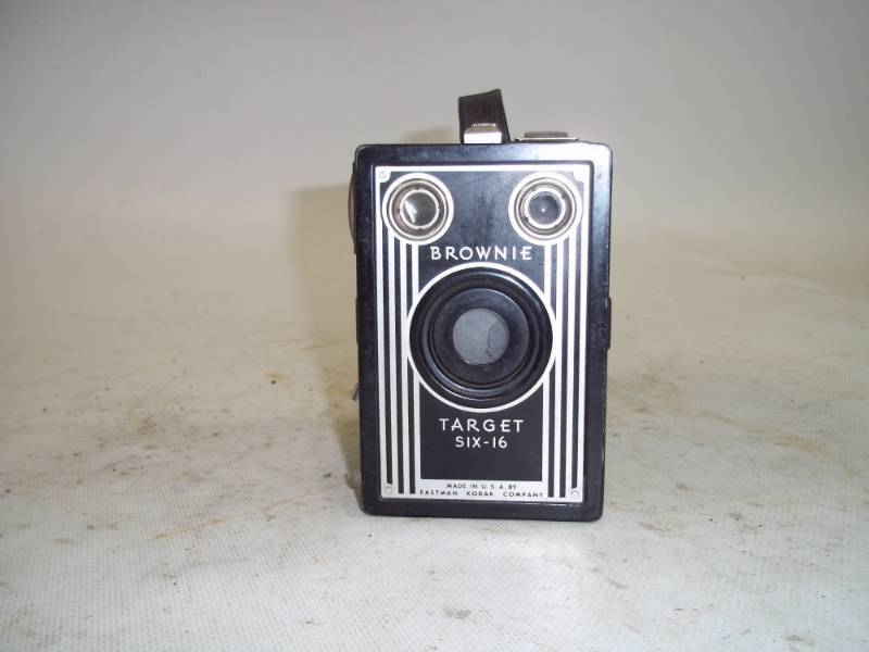 lot 42 image: Vintage Brownie Target Camera