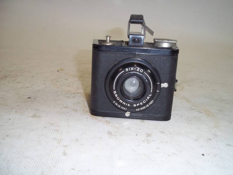 lot 43 image: Vintage Brownie Six-20 Camera