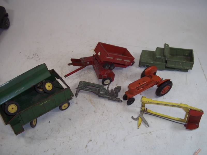 lot 47 image: Vintage Farm Equipment Toys