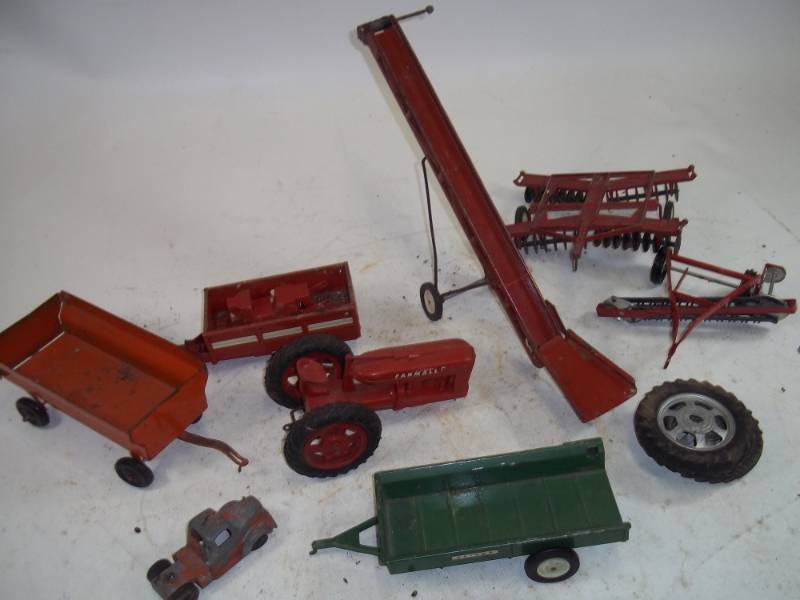 lot 55 image: Vintage Farm Equipment toys