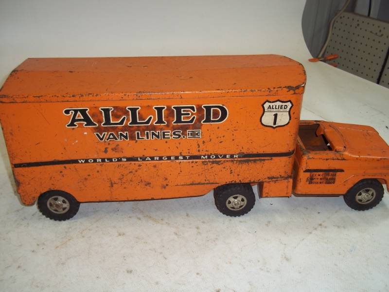 lot 61 image: Vintage Allied Van Lines Toy Semi Truck