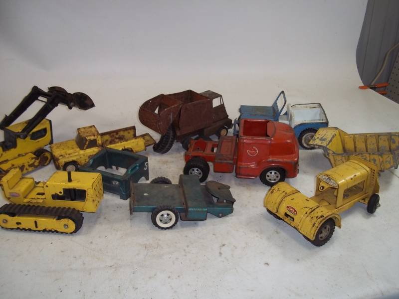 lot 62 image: Vintage toy Tonka Trucks and parts
