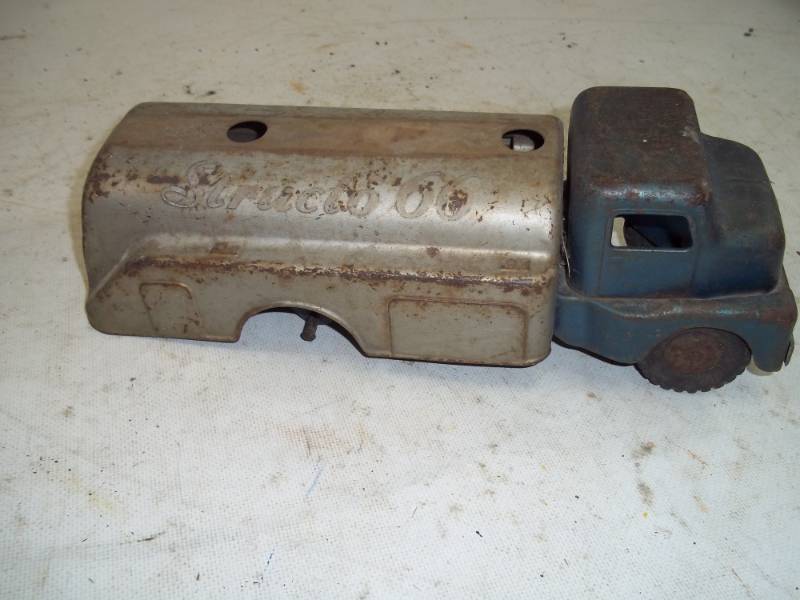 lot 64 image: Vintage Structo 66 Toy Truck