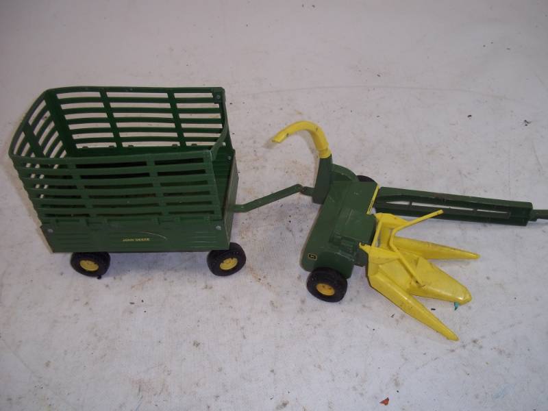 lot 67 image: John Deere toy wagon