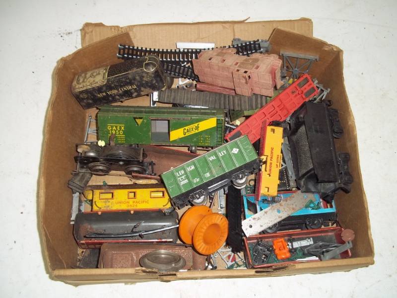 lot 80 image: Assorted Vintage tin trains