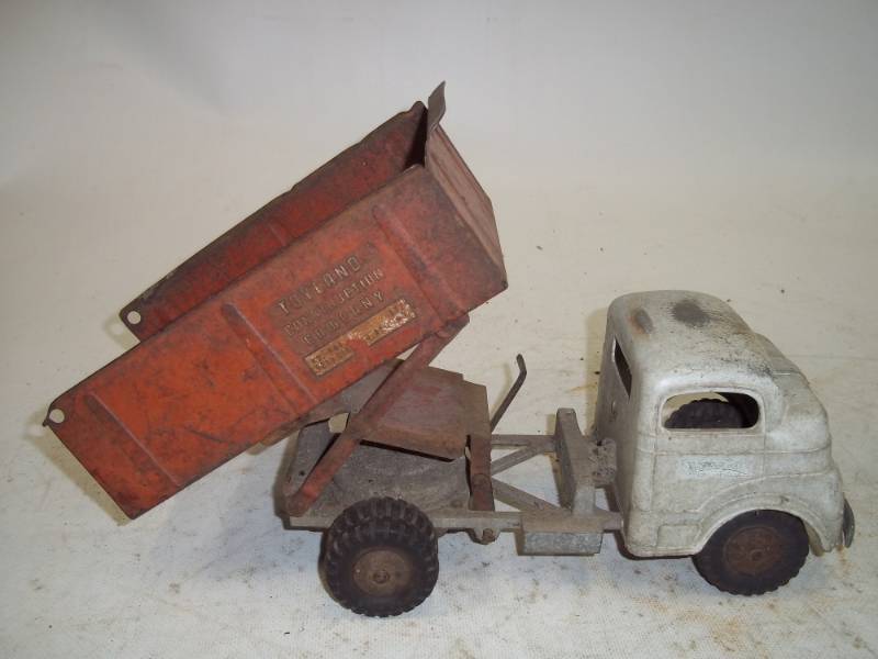 lot 81 image: Vintage Toyland Toy truck