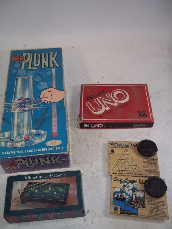 lot 92 image: Assortment of vintage games