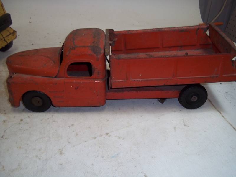 lot 104 image: Vintage toy truck