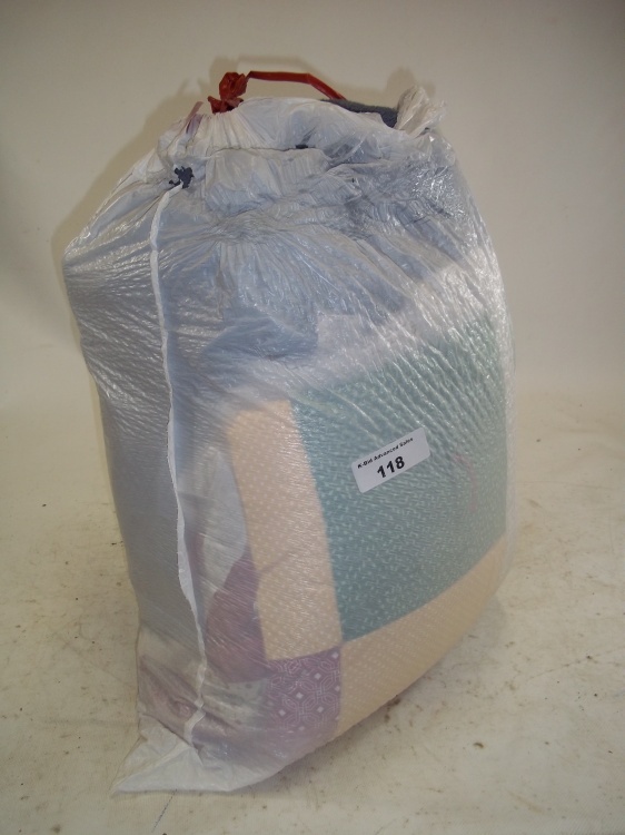 lot 118 image: Bag of towels and blankets