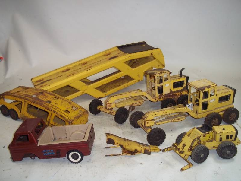 lot 129 image: Vintage Structo and Tonka Toy Trucks and Farm Equipment