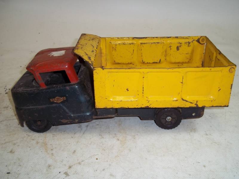 lot 152 image: Vintage Structo Truck