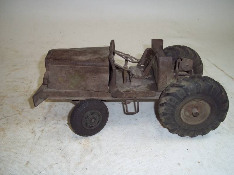 lot 175 image: Vintage Toy Tractor