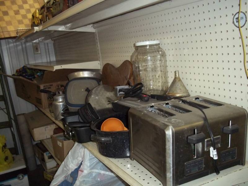 lot 177 image: Roaster pans, 4 place toaster, knives, pans, glasses, Misc Kitchenware