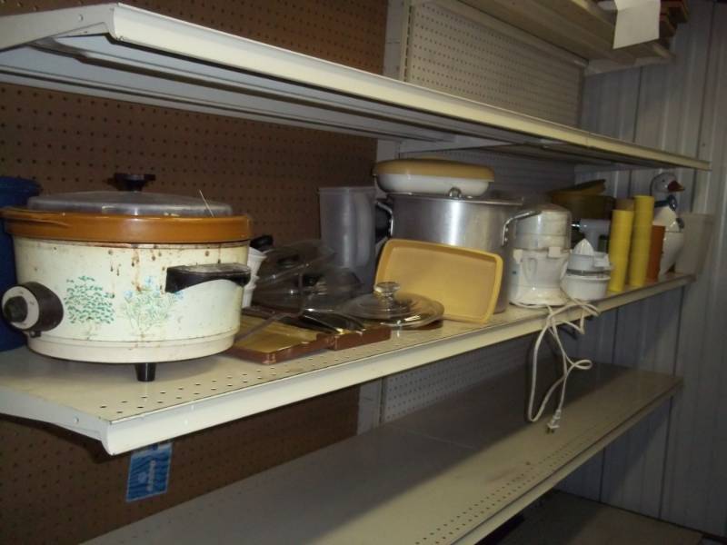 lot 178 image: Crockpot, Steak knives, Corel dishes, storage containers