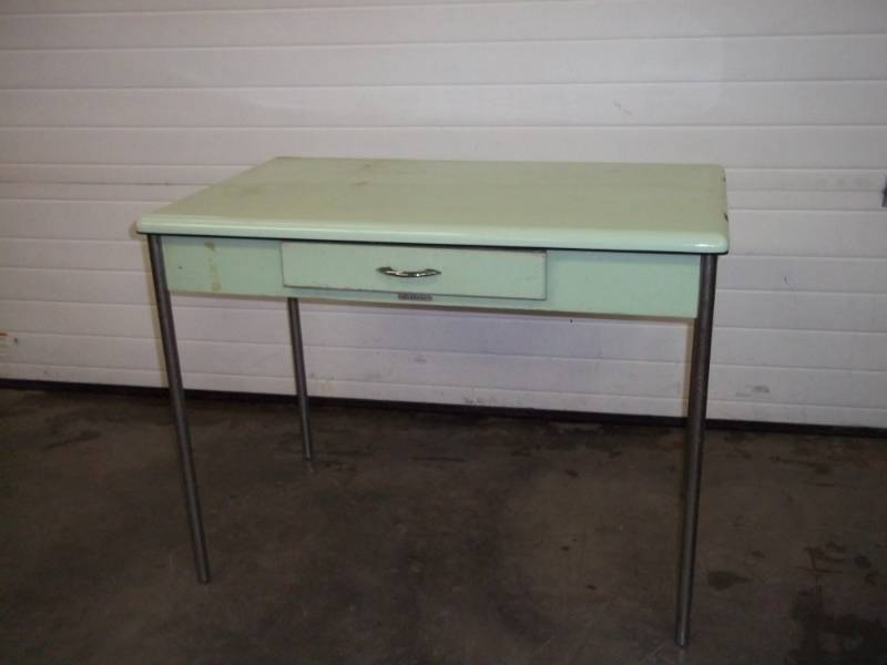 lot 185 image: Vintage table
