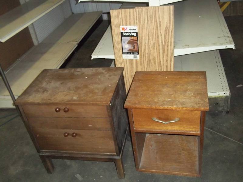 lot 194 image: 2 End tables with shelves