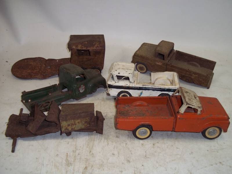 lot 200 image: Vintage Assorted Trucks, Tonka Truck