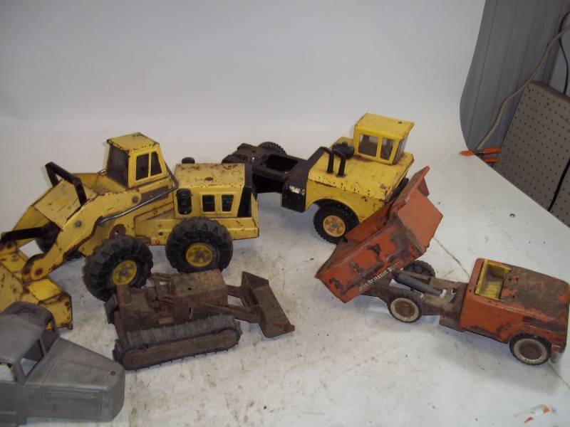lot 206 image: Vintage Toy Truck Assortment, Tonka Truck