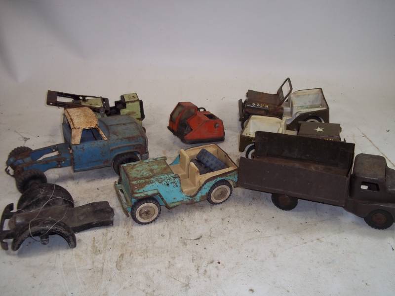 lot 212 image: Vintage Assorted Trucks and Cars, Tonka Army car